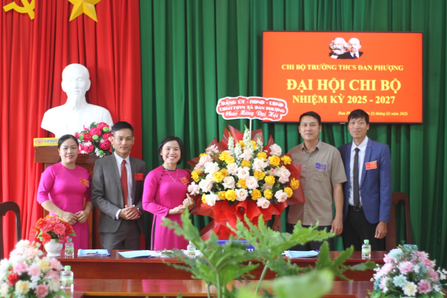Lãnh đạo UBND xã Đan Phượng Ông Nguyễn Quang An chúc mừng Đại hội